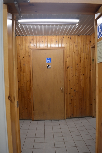 Porte du cabinet de toilette accessible