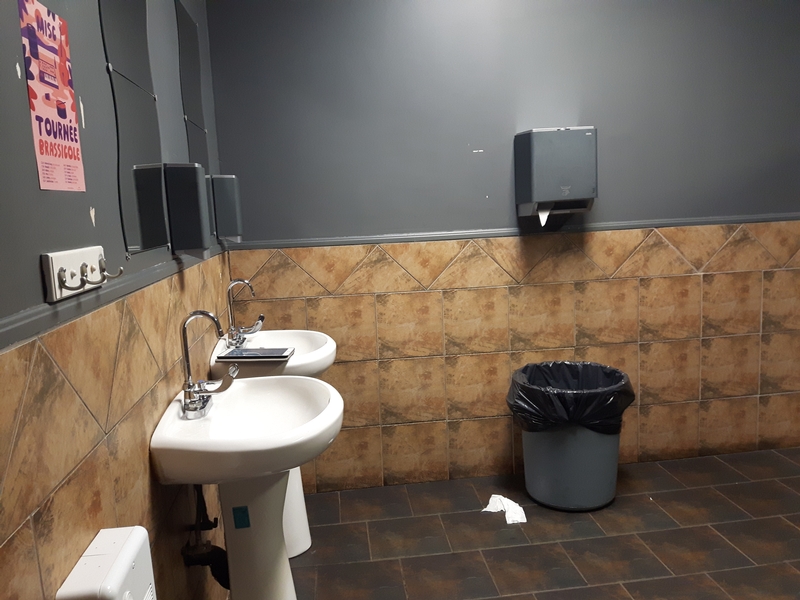 Salle de toilette de la microbrasserie