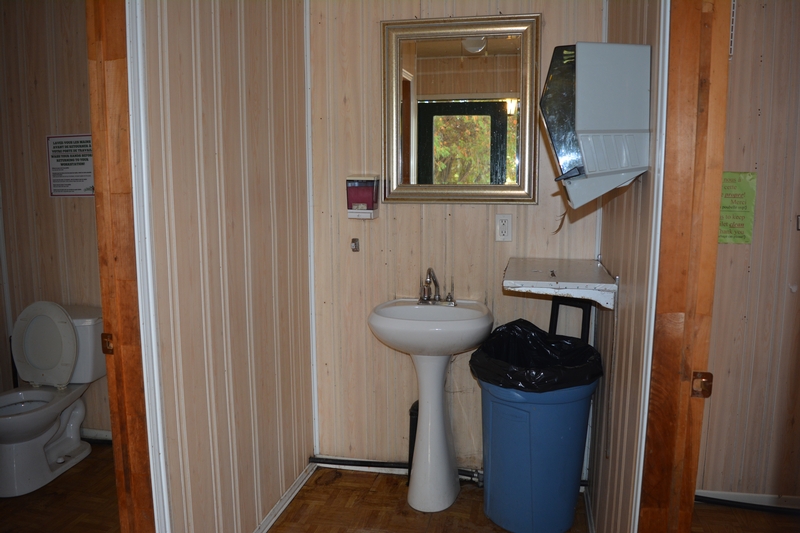 Salle de toilette à cabinets multiples - extérieure
