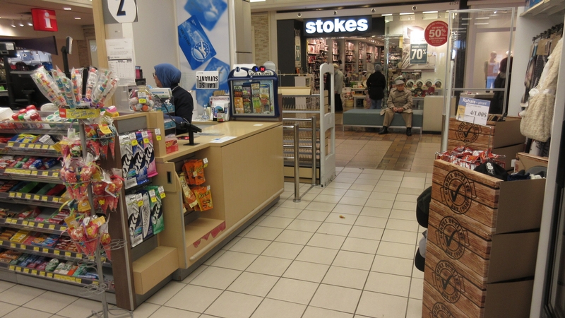 Comptoir caisse - titres - entrée centre commercial