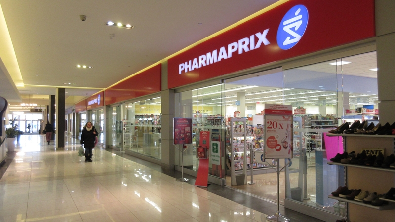 Façade de la pharmacie (vente des titres STM) dans le centre commercial
