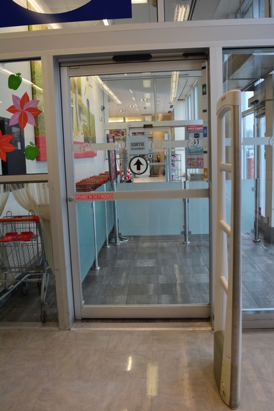 Porte de l'entrée indépendante de la pharmacie