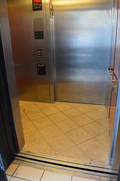 Intérieur et boutons de commande de l'ascenseur