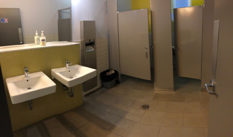 Salle de toilette aménagée pour femmes et pour les personnes handicapées