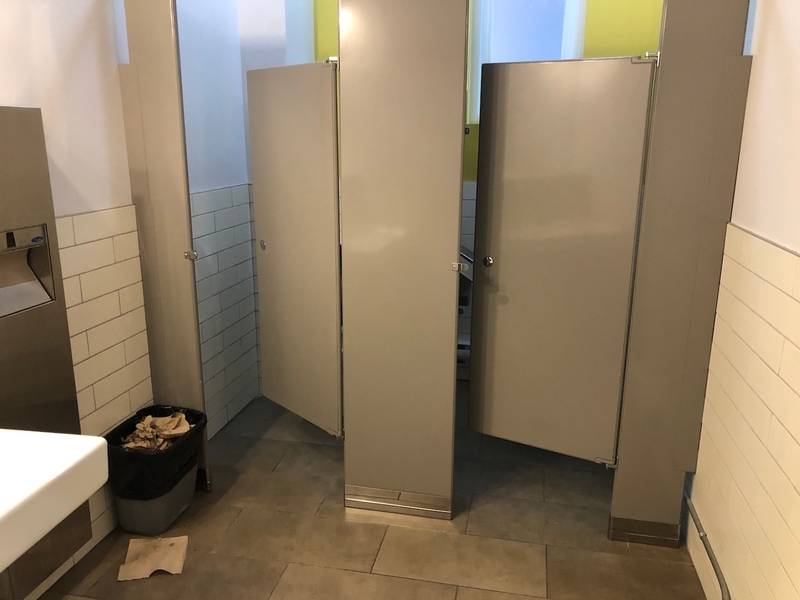 Salle de toilette des hommes non accessible