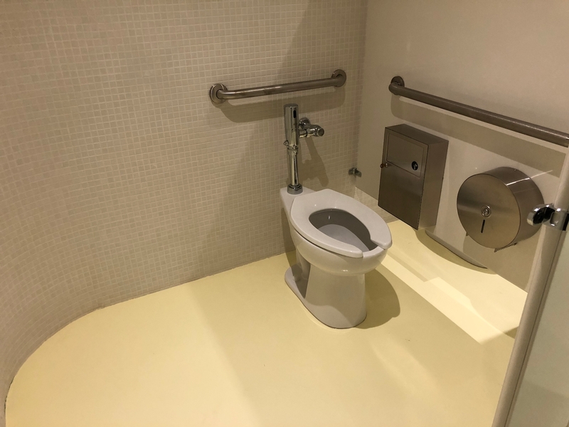 Cabinet de toilette accessible de la salle de toilette des femmes, située au 1er étage