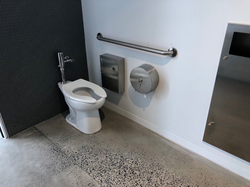 Salle de toilette mixte située au rez-de-chaussée