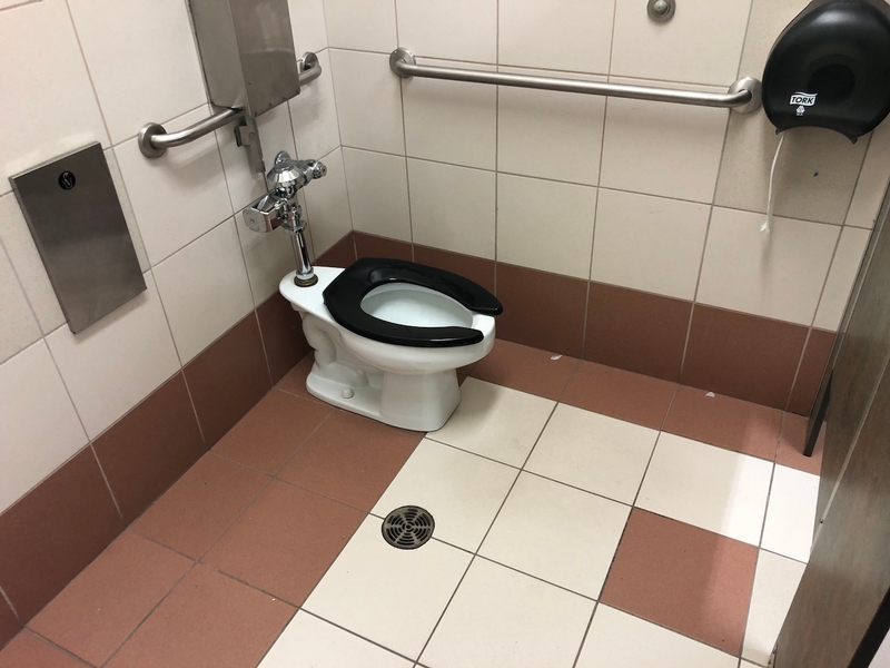 Cabinet de toilette accessible de la gare fluviale de Baie-Sainte-Catherine