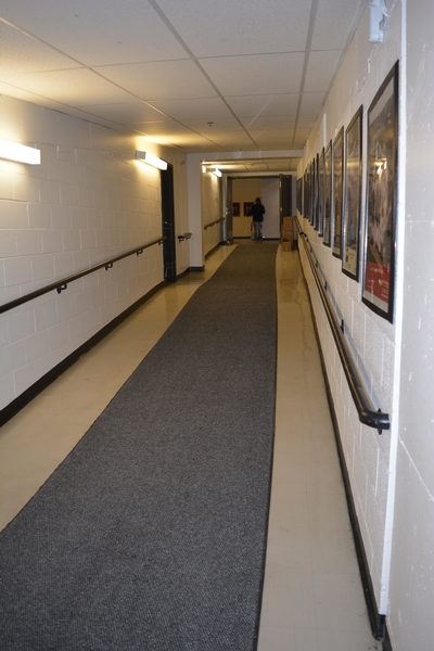 Corridor d'accès aux loges et studios, depuis le hall d'accueil