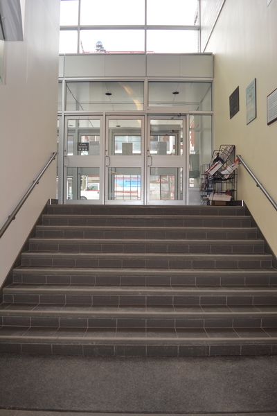 Escaliers présents au niveau de l'entrée principale (ascenseur disponible)