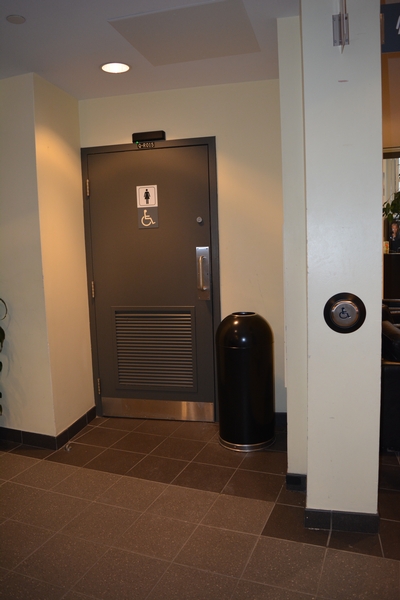 Porte des toilettes dans le hall d'accueil