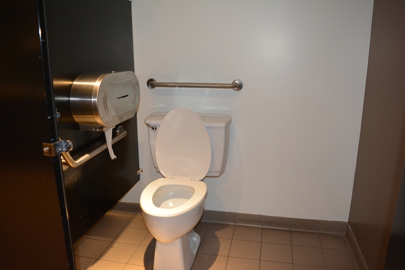 Cabinet de toilettes accessible, dans le hall d'accueil