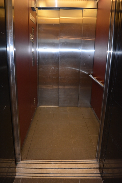 Ascenseur près de l'entrée principale - accès billetterie et salle de spectacle