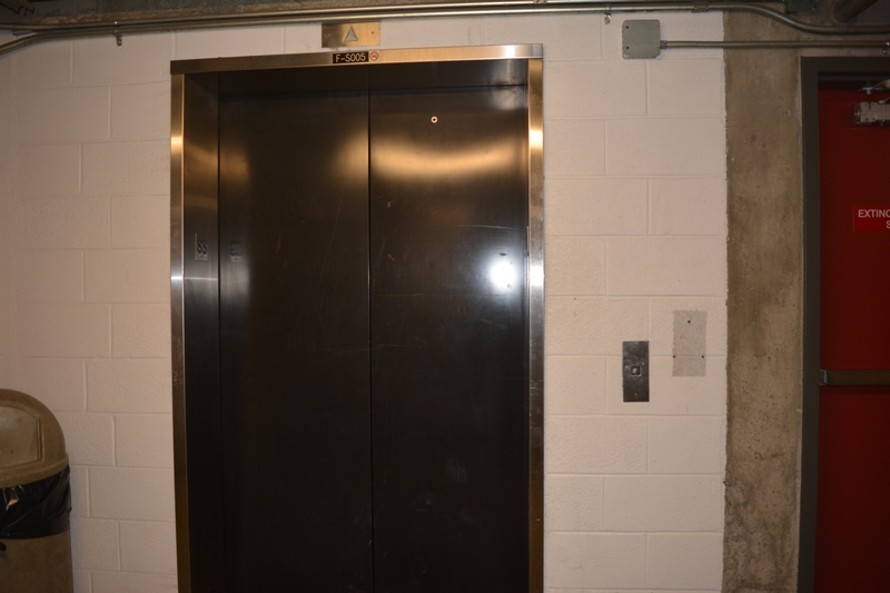 Ascenseur dans le corridor de l'entrée secondaire (métro) menant au stationnement