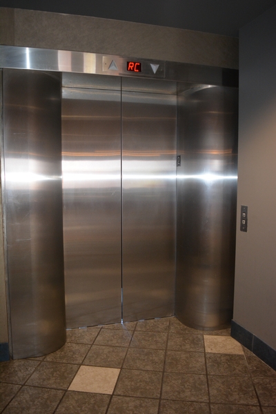 Ascenseur (accès autorisé après vérification du billet)