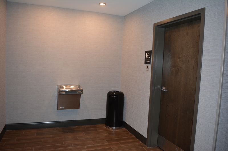 Salles de toilettes publiques dans les corridors de l'hôtel