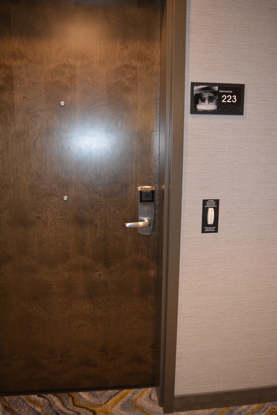 Porte d'entrée des chambres accessibles - avec sonnette