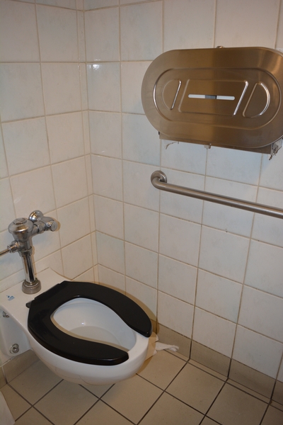 Cabinet de toilettes accessible - aire de restauration