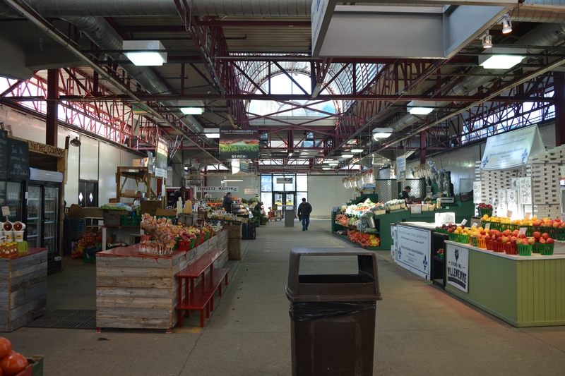 Comptoirs de vente de fruits et légumes - allée centrale