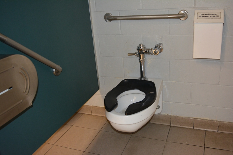 Cabinet de toilette accessible - toilettes du maché