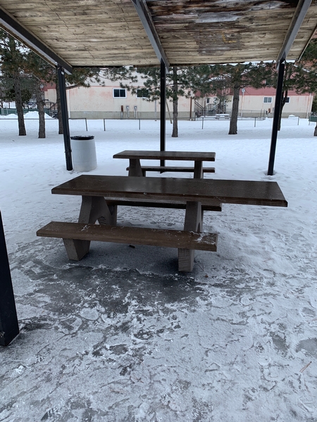 Table à pique-nique accessible dans le parc