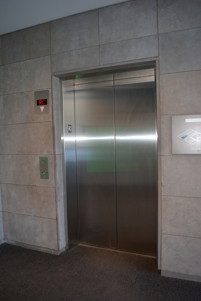 Ascenseur menant au stationnement