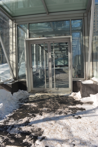 Accès au Centre de Commerce Mondial via la Place Jean Paul Riopelle - non accessible car escaliers