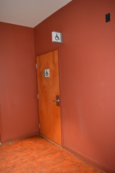 Cabinet de toilettes accessible - salle de spectacle