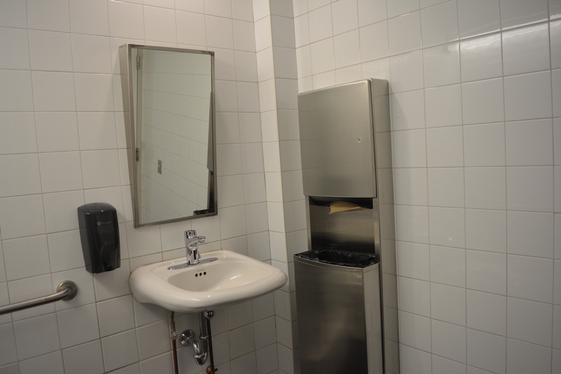 Cabinet de toilettes accessible