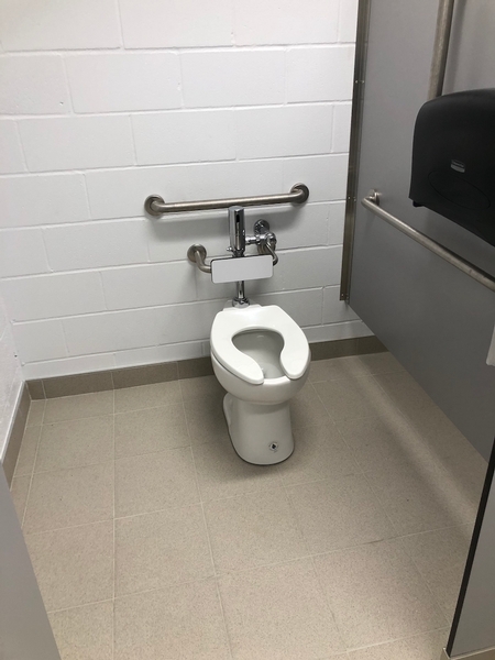 Cabine de toilette accessible pour hommes
