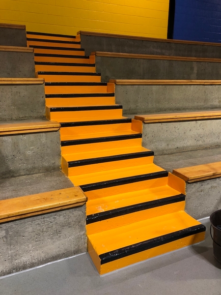 Escaliers des estrades aux couleurs contrastantes