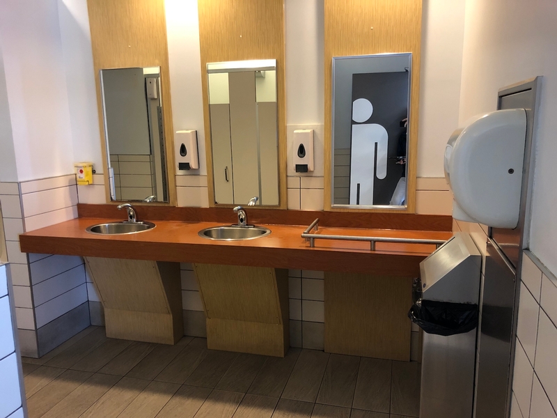 Intérieur de la salle de toilette des hommes de la gare fluviale de Québec