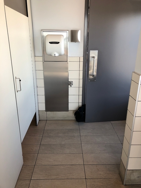 Espace de manoeuvre devant la porte situé à l'intérieur de la salle de toilette des femmes de la gare fluviale de Québec