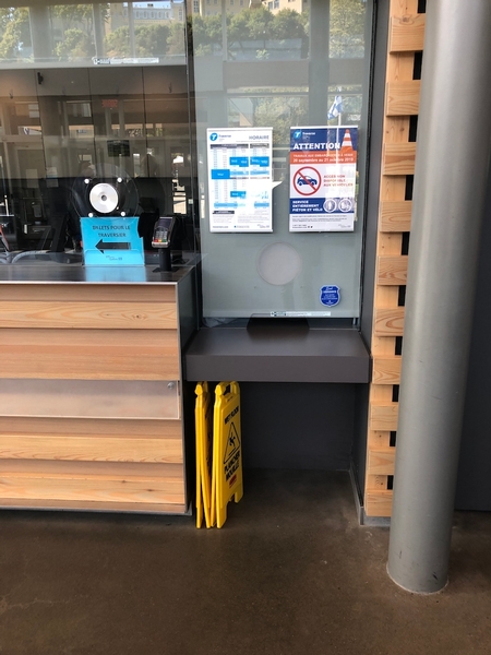 Comptoir de billetterie accessible aux personnes en fauteuil roulant situé dans la gare fluviale de Lévis