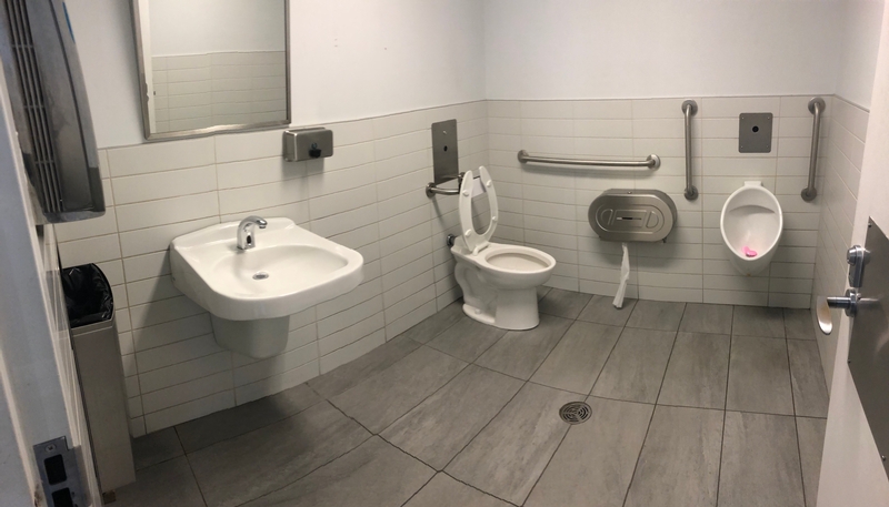 Salle de toilette universelle située dans la gare fluviale de Lévis