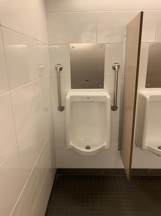 Salle de toilette à cabinets multiples (Vestiaires)