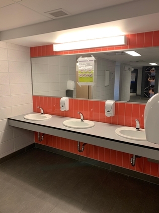 Salle de toilette à cabinets multiples (Vestiaires)