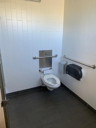 Salle de toilette à cabinets multiples (Cafétéria)