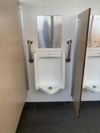 Salle de toilette à cabinets multiples (Cafétéria)