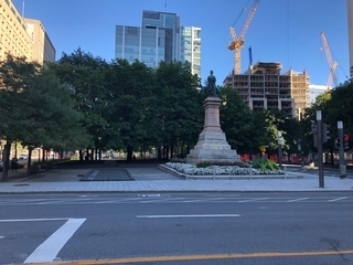 Vue du Square-Victoria et de la statue de la Reine Victoria