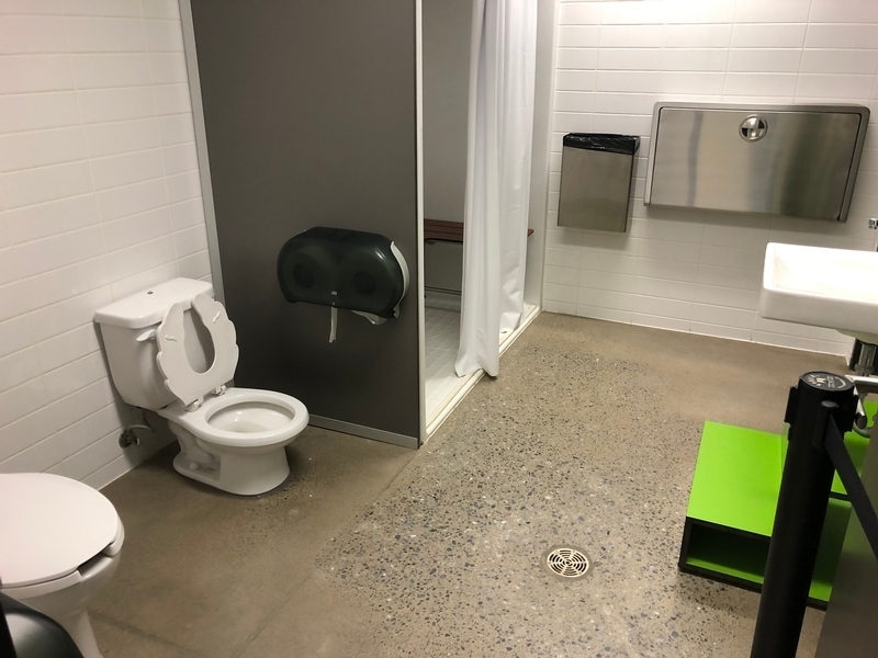 Salle de toilette réservée aux personnes handicapée, équipée d'une douche accessible