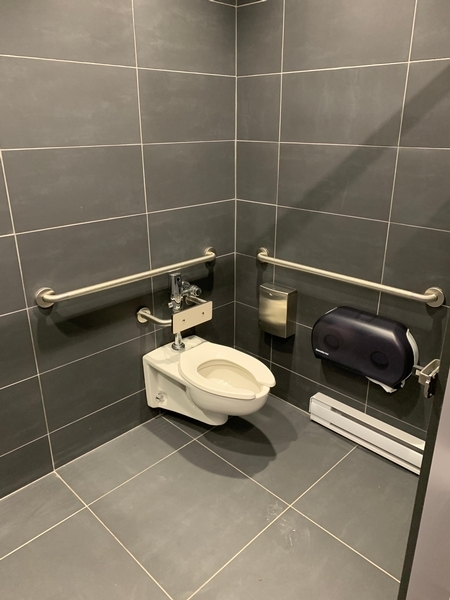 Salle de toilette - Niveau 2 et 3 - Près des estrades