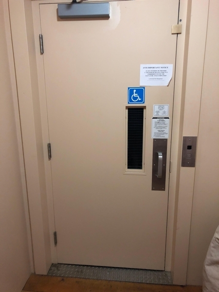 Présence d'un ascenseur permettant d'accéder à tous les étages