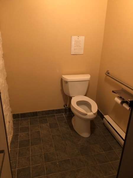 Cabine de toilette pour hommes, partiellement accessible