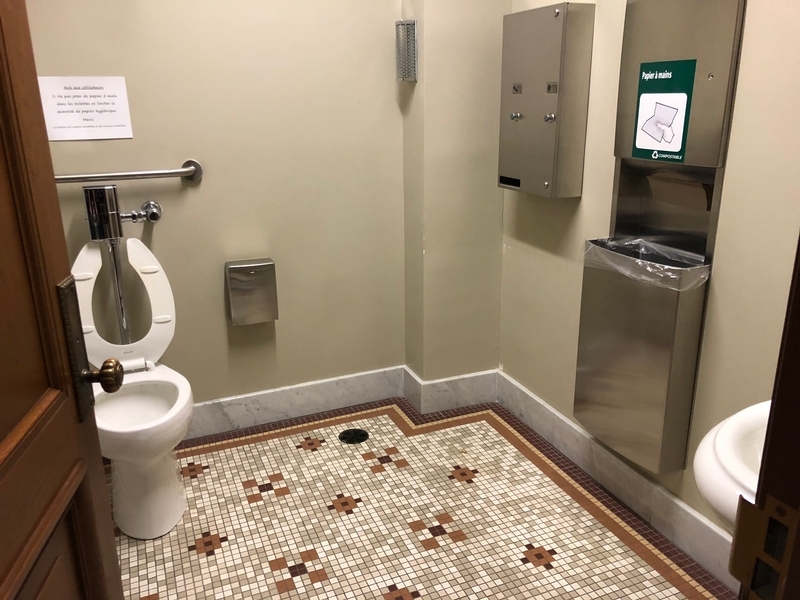 Salle de toilette aménagée pour les personnes handicapées située au sous-sol de la bibliothèque
