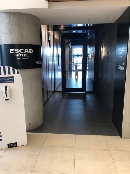 Entrée de l'hôtel Escad à partir du stationnement intérieur