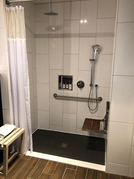 Salle de bain de la chambre accessible 906 équipée d'une douche sans seuil