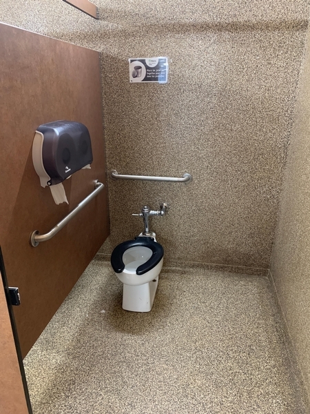Salle de toilette du bloc sanitaire - près de l'espace pique nique