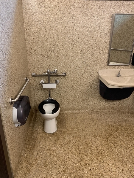 Salle de toilette du bloc sanitaire - près du prêt à camper