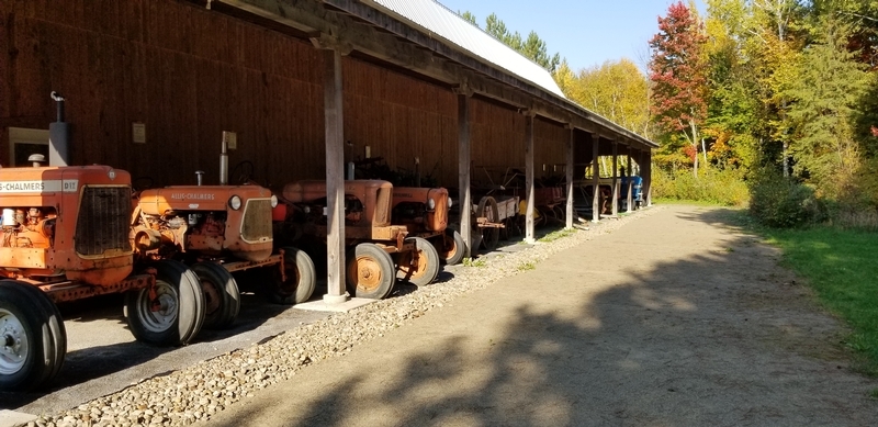 Tracteurs antiques sur le côté du 2ème musée